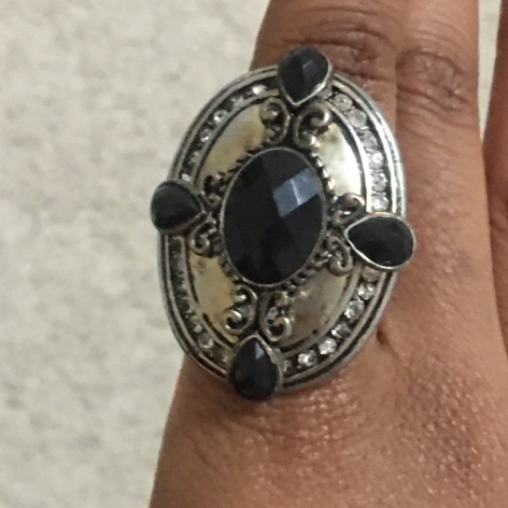 💀Vintage Elegant Black and Silver Statement Ring🖤